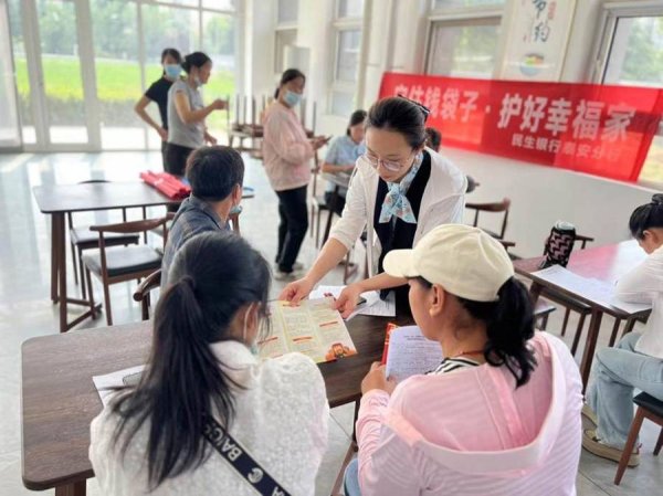 点点盈 民生银行泰安岱岳支行进社区开展反诈宣传活动